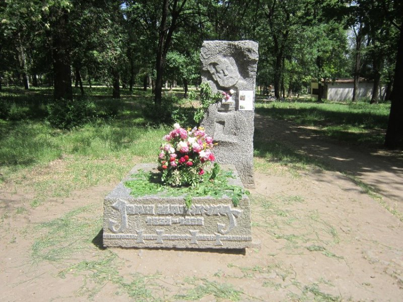 Памятник І.І. Манжурі у Севастопольському парку. Фото: https://www.dnipro.libr.dp.ua/Ivan_Manzhura_poet