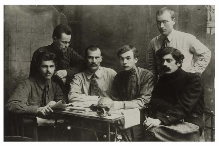 К.Г. Гуслистий (2-й зліва) з товаришами по кімнаті студентського гуртожитку Дніпропетровського інституту народної освіти. 1924 р. Фото: http://nbuv.gov.ua/node/483