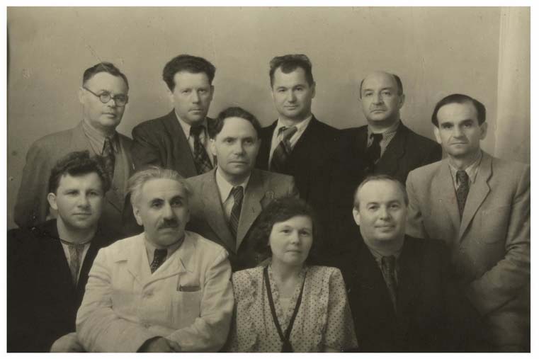 К.Г. Гуслистий (1-й зліва у 3-му ряду) з авторами І-го тому «Історія Української УРСР». 31  травня 1952 р. Фото: http://nbuv.gov.ua/node/483