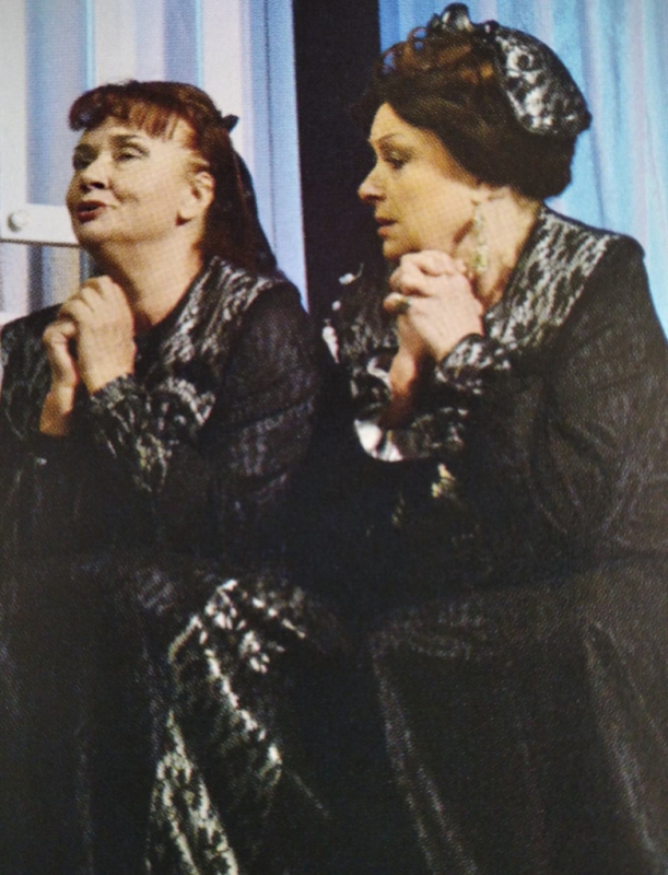 Сцена з вистави «Дикун». Ліворуч Л. Бондарєва (Анхеліна), праворуч В. Батаєва-Соболєва (Матильда)